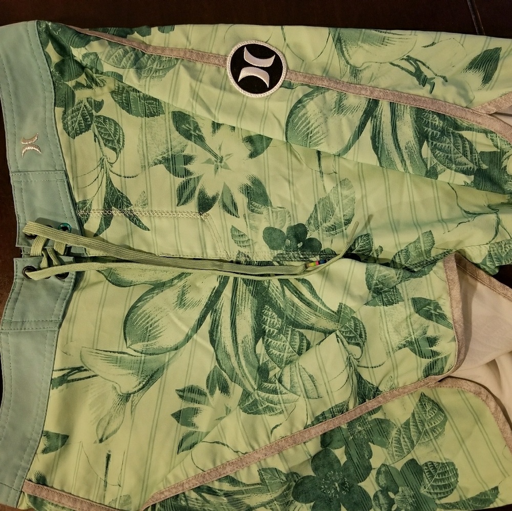 Hurley boardshorts size 32